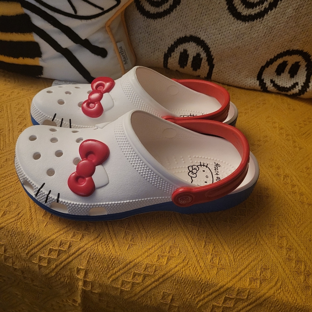 Hello kitty crocs - Picture 4 of 4